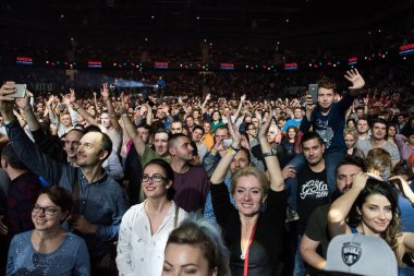 Neşeli kişilik bir konser parti kalabalık