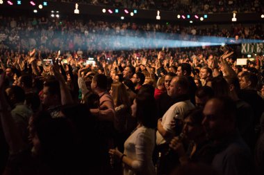 Neşeli kişilik bir konser parti kalabalık