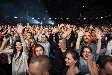 Neşeli kişilik bir konser parti kalabalık