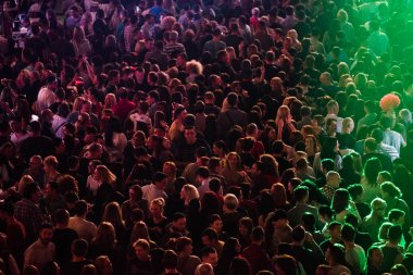 Neşeli kişilik bir konser parti kalabalık