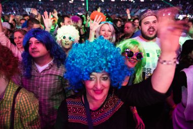 Neşeli kişilik bir konser parti kalabalık