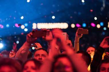 Neşeli kişilik bir konser parti kalabalık