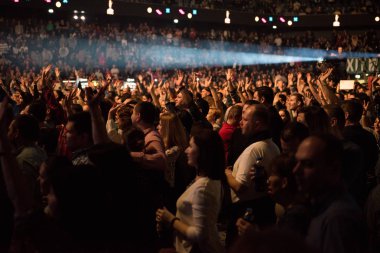 Neşeli kişilik bir konser parti kalabalık