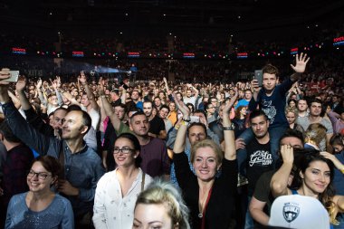 Neşeli kişilik bir konser parti kalabalık