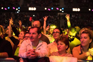 Neşeli kişilik bir konser parti kalabalık