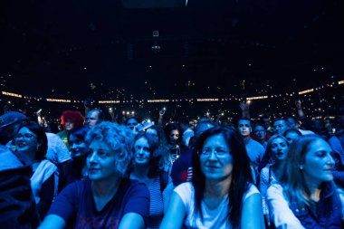 Neşeli kişilik bir konser parti kalabalık