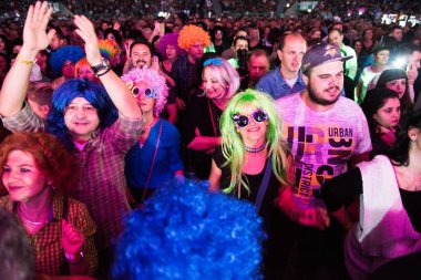 Neşeli kişilik bir konser parti kalabalık
