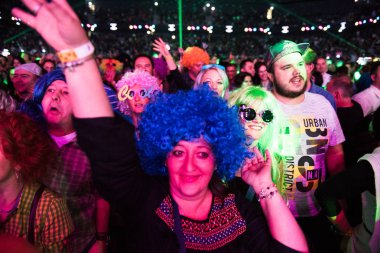Neşeli kişilik bir konser parti kalabalık