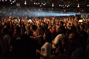 Neşeli kişilik bir konser parti kalabalık