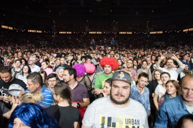 Neşeli kişilik bir konser parti kalabalık