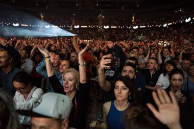 Neşeli kişilik bir konser parti kalabalık