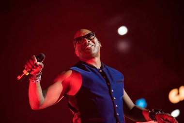 Haddaway disko parti sırasında canlı performans