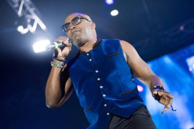 Haddaway disko parti sırasında canlı performans