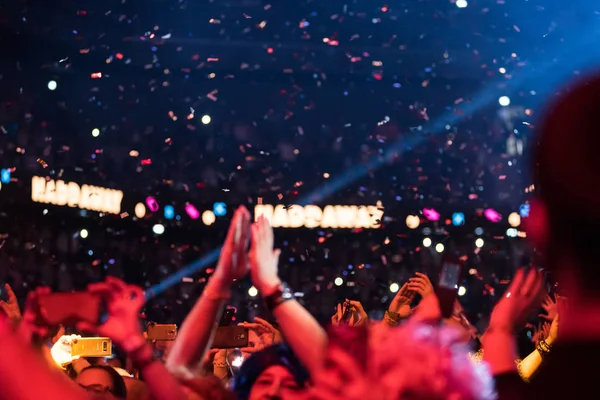 Confetti lanzando a la multitud fiestera — Foto de Stock
