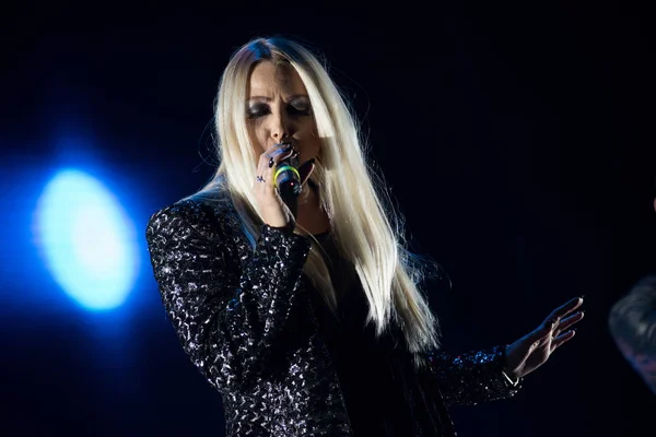 Blond sångerska kvinna sjunger live — Stockfoto