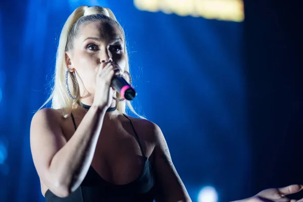 Blond sångerska kvinna sjunger live — Stockfoto