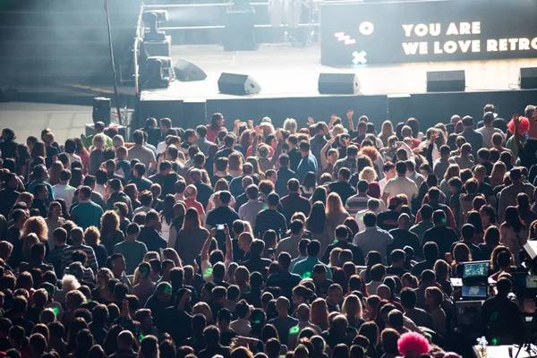 Multitud de gente alegre festejando en un concierto en vivo —  Fotos de Stock