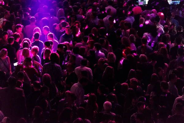 Menge gut gelaunter Menschen feiert bei Live-Konzert — Stockfoto