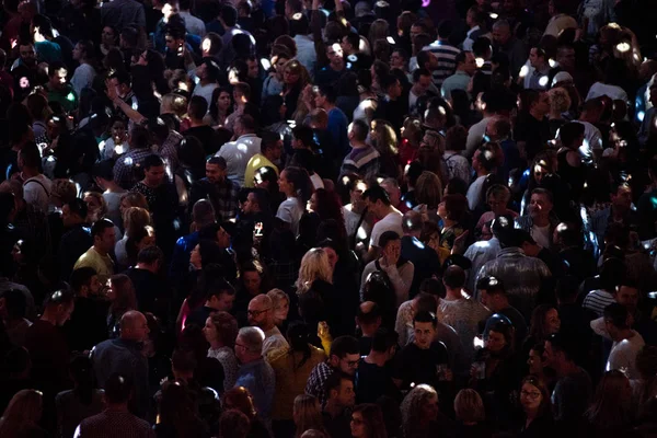 Folle di persone allegre che festeggiano a un concerto dal vivo — Foto Stock