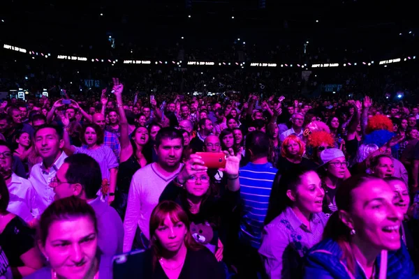 Menigte van vrolijke mensen feesten op een live concert — Stockfoto