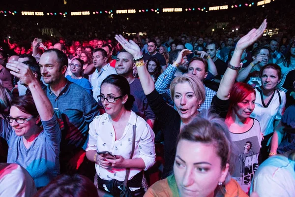 Πλήθος χαρούμενα ανθρώπων πάρτι σε μια ζωντανή συναυλία — Φωτογραφία Αρχείου