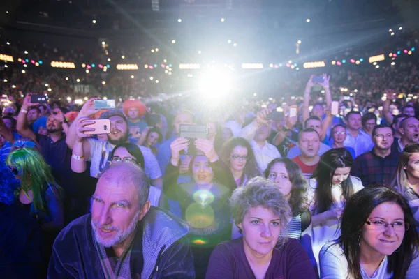 Folle di persone allegre che festeggiano a un concerto dal vivo — Foto Stock