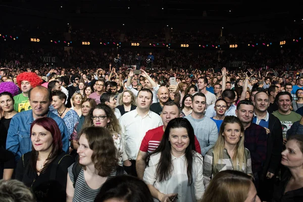 Multidão de pessoas alegres festejando em um concerto ao vivo — Fotografia de Stock