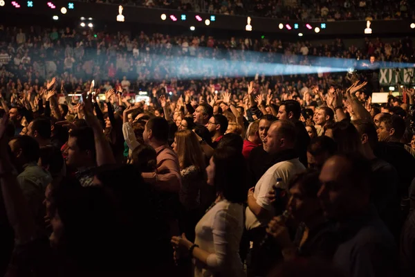 Une foule de gens joyeux faisant la fête lors d'un concert live — Photo