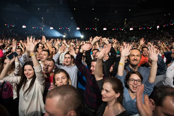 Skara glada människor festar på en live konsert — Stockfoto