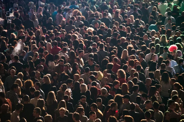 Tłum ludzi wesoły zabawa w koncercie na żywo — Zdjęcie stockowe