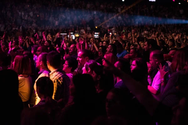 Толпа веселых людей, тусующихся на концерте — стоковое фото