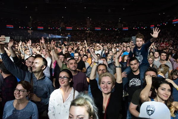 Multidão de pessoas alegres festejando em um concerto ao vivo — Fotografia de Stock