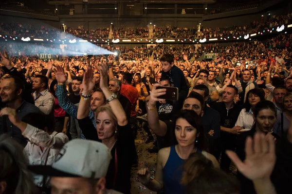 Folle di persone allegre che festeggiano a un concerto dal vivo — Foto Stock