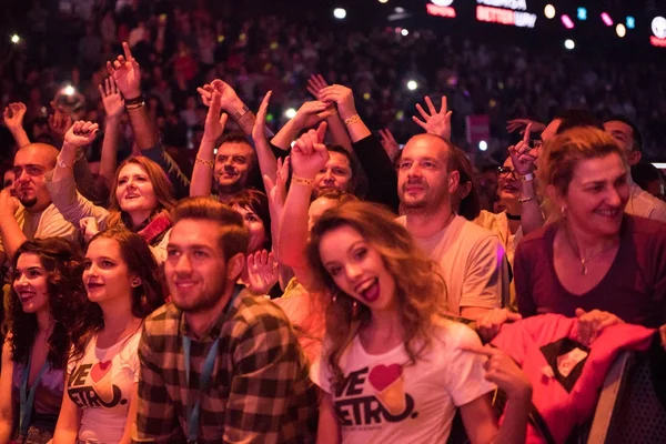 Menge gut gelaunter Menschen feiert bei Live-Konzert — Stockfoto