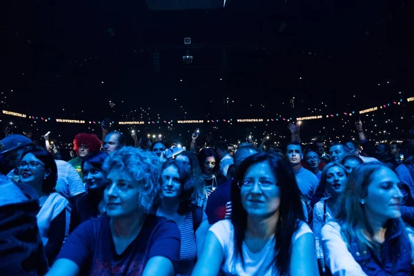 Multitud de gente alegre festejando en un concierto en vivo — Foto de Stock