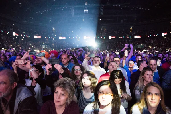 Folle di persone allegre che festeggiano a un concerto dal vivo — Foto Stock