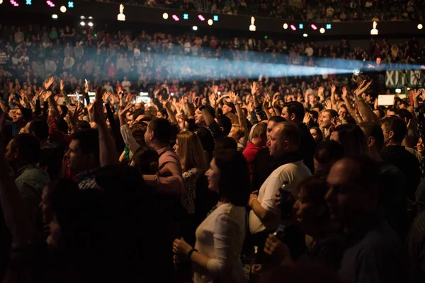 Kerumunan orang yang ceria berpesta di sebuah konser langsung — Stok Foto