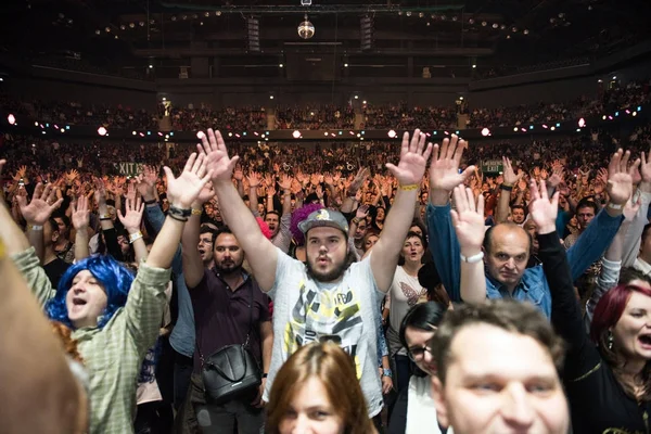 Multidão de pessoas alegres festejando em um concerto ao vivo — Fotografia de Stock