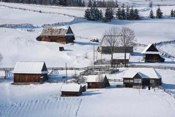 Pequena aldeia de inverno nas montanhas — Fotografia de Stock