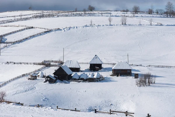 Маленькая зимняя деревня в горах — стоковое фото