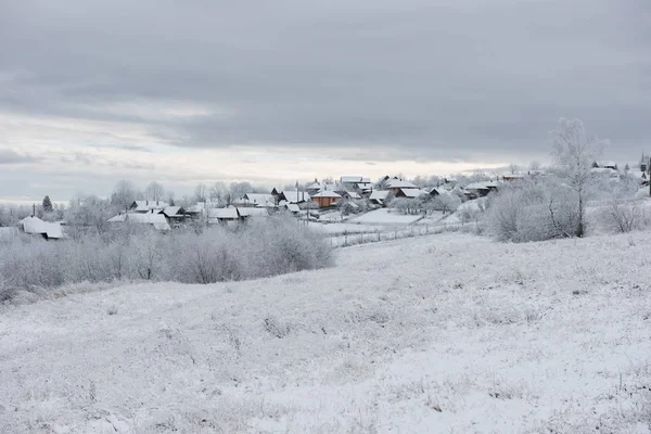 Pequeño pueblo de invierno en las montañas — Foto de Stock