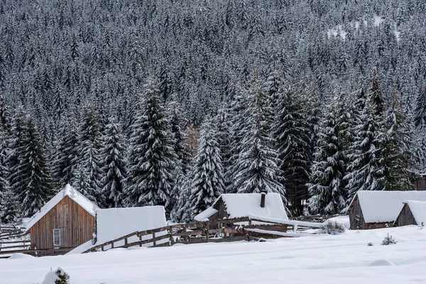 Pequena aldeia de inverno nas montanhas — Fotografia de Stock