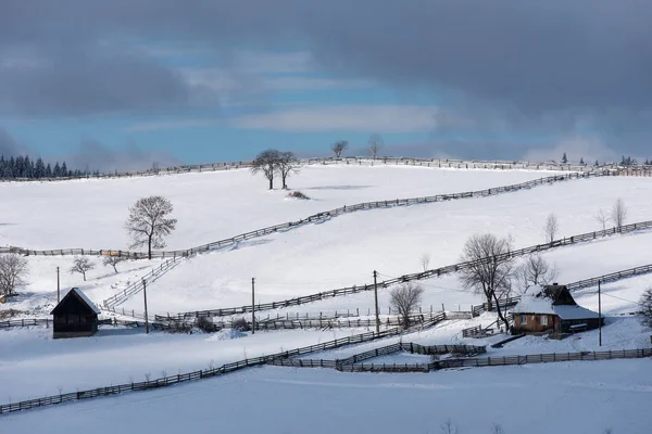 Pequena aldeia de inverno nas montanhas — Fotografia de Stock