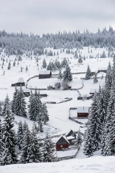 Pequeño pueblo de invierno en las montañas —  Fotos de Stock