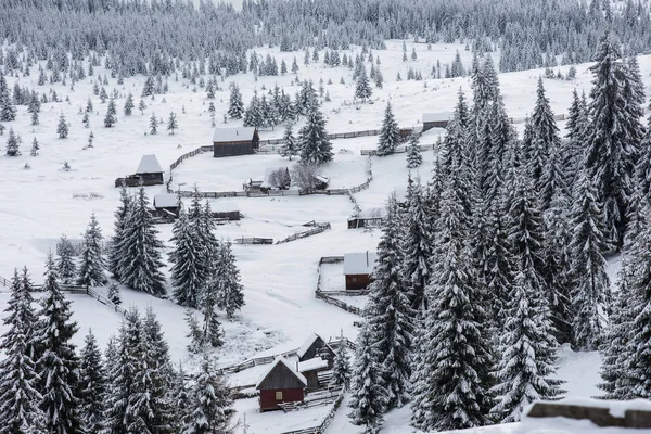 Pequeño pueblo de invierno en las montañas — Foto de Stock