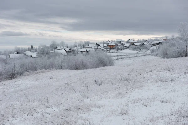 Pequena aldeia de inverno nas montanhas — Fotografia de Stock