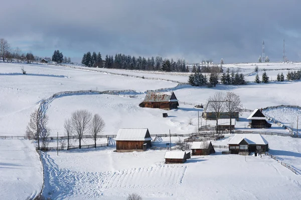 Pequena aldeia de inverno nas montanhas — Fotografia de Stock