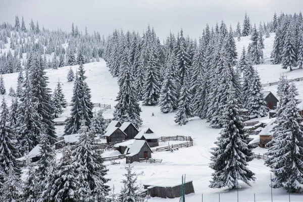 Pequeño pueblo de invierno en las montañas — Foto de Stock