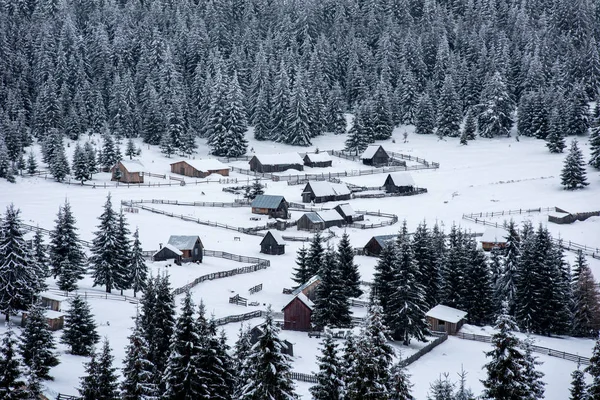 Pequena aldeia de inverno nas montanhas — Fotografia de Stock