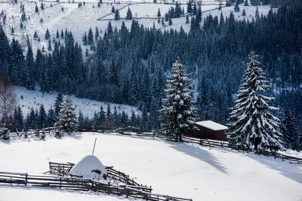 Montaña cubierta de nieve cabaña de madera — Foto de Stock